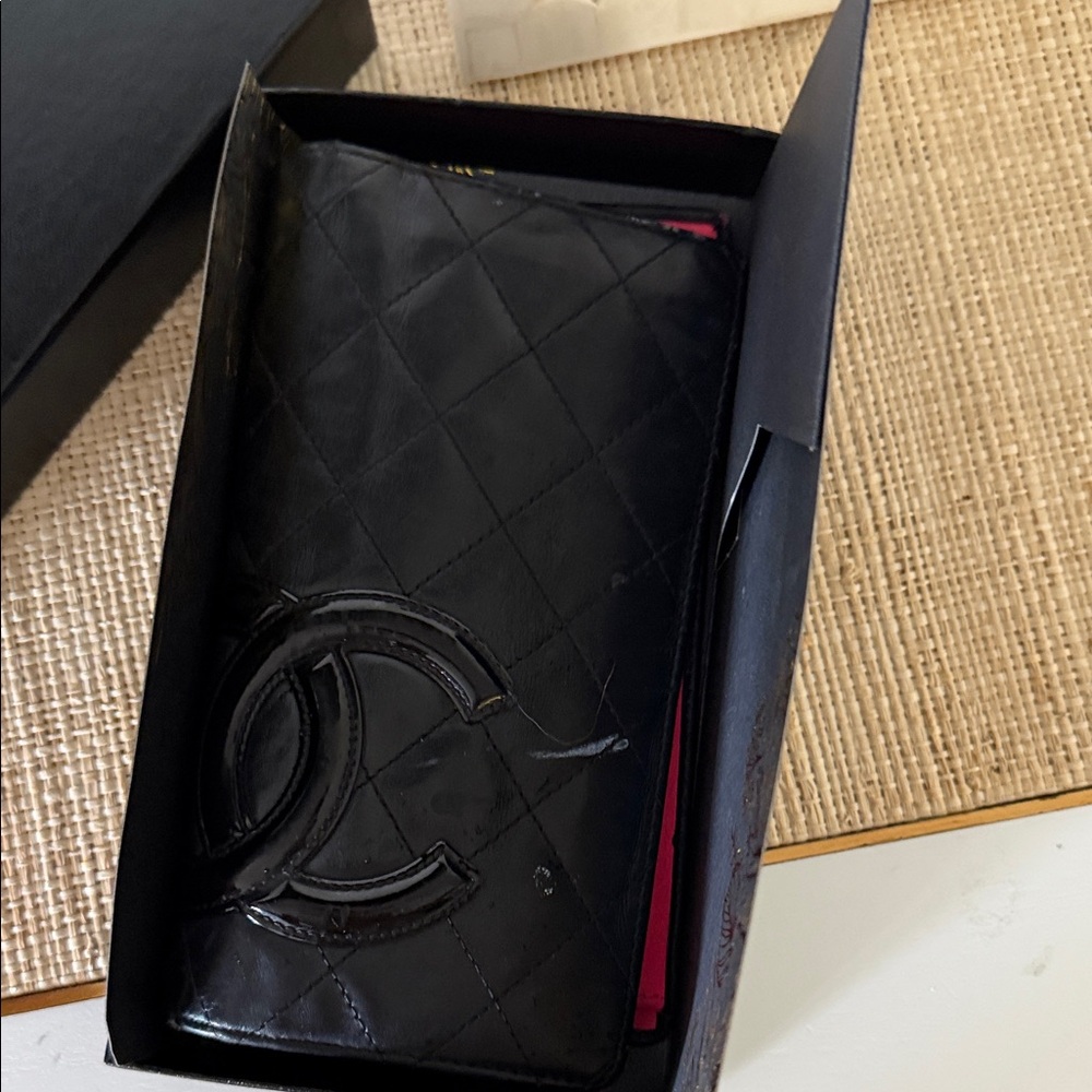 CHANEL Black Quilted Patent Leather Wallet CC Logo - Picture 6 of 7